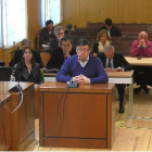 Rafael Delgado durante la última sesión del juicio del caso de la 'Perla Negra'.
El que fuera viceconsejero de Economía y Empleo en Castilla y León Rafael Delgado, principal encausado en el denominado 'Juicio de La Perla Negra', que ha quedado este miércoles visto para sentencia en la Audiencia de Valladolid, ha sido el único que se ha acogido a su derecho de pronunciar unas últimas palabras al término de la sesión para reiterar su inocencia.
POLITICA CASTILLA Y LEÓN ESPAÑA EUROPA VALLADOLID JUSTICIA