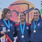 El equipo español femenino campeón de Europa de compak sporting con Andrea Valsero en el centro.
