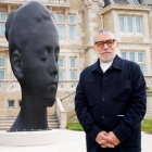 El artista Jaume Plensa junto a su escultura 'Carlota' instalada en el Palacio de La Magdalena.