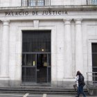 Fachada del Palacio de Justicia, sede de la Audiencia de Valladolid. .
El juicio más multitudinario hasta la fecha en la historia judicial vallisoletana por el 'caso de las multiestafas' o la 'Operación Árbol', con hasta 65 encausados asistidos por medio centenar de letrados, obligará a la Audiencia Provincial a trasladar provisionalmente su sala de vistas a la Feria de Valladolid durante la celebración del mismo.
POLITICA CASTILLA Y LEÓN ESPAÑA EUROPA VALLADOLID JUSTICIA
