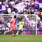 Jordi Masip golpea el balón ante el Espanyol