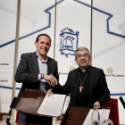 El presidente de la Diputación, Conrado Íscar, y el arzobispo de Valladolid, Luis Argüello, firman el Convenio para la Rehabilitación de Iglesias y Ermitas en la provincia