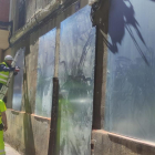 Operarios tapian la planta baja del edificio 4 de la calle Olmedo