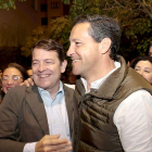 Alfonso Fernández Mañueco y Raúl de la Hoz celebran el resultado electoral. E. M.
