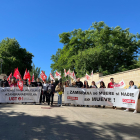 Trabajadores del Zambrana se manifiestan a las puertas del centro