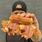 El chef Dabiz Muñoz con la propuesta 'Chicken Waffle' del proyecto Pollos Muñoz.