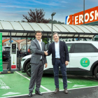 El director de Iberdrola Clientes España, David Martínez, y el director de Desarrollo de EROSKI, Javier España, acuerdan la instalación de 40 puntos de recarga para vehículos eléctricos en Castilla y León.