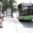 Viajeros esperan un autobús de Auvasa