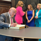 El alcalde de Valladolid firmando en el Libro de Honor del Ayuntamiento de Valencia