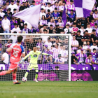 Jordi Masip controla el balón ante el Espanyol en Zorrilla