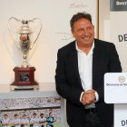 El presidente de la Diputación de Valladolid, Conrado Íscar, y Eusebio Sacristán, patrono fundador de la Fundación que lleva su nombre, presentan la exposición Sueños detrás de un balón, con la que la Fundación Eusebio Sacristán pone fin a los actos de su XX aniversario.