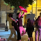 Grupo de jóvenes vandalizando una señal en Simancas.