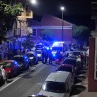 Efectivos de emergencias atienden al herido tras la brutal pelea en la calle Aaiún en la madrugada de este miércoles.