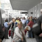 Viajeros en la estación de trenes de Valladolid. E. M.