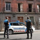 Una patrulla de la Policía Municipal vigila el edificio okupado de la calle Asunción