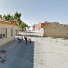 Vecinos de La Pedraja de Portillo en los alrededores del centro de salud. GGL SW