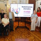 El alcalde de Valladolid, Jesús Julio Carnero junto a representantes de asociaciones de personas con discapacidad