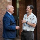 Rodaje de la segunda temporada de Memento Mori en Valladolid. El alcalde Jesús Julio Carnero saluda a Yon González.