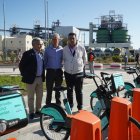 Eduardo Cabanillas, gerente de AUVASA, Bruno Arias, director de Michelin Valladolid, y Alberto Gutiérrez, concejal de Tráfico y Movilidad en la presentación de la estación BIKI en Michelin.