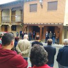Minuto de silencio en memoria de Valentín López, vecino de Traspinedo asesinado en Aranda de Duero.