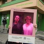 Elena Martiañez junto con Luisa Lobete, gerente de la AECC de Valladolid.