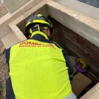 Los bomberos,en un momento del rescate