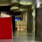 Una mampara cubre la entrada a la tienda de Apple de Río Shopping tras el robo que sufrió el sábado y en el que los ladrones reventaron una cristalera