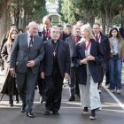 Jesús Julio Carnero, Luis Argüello e Irene Carvajal visitan el cementario de El Carmen.