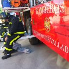 Un bombero de Diputación de Valladolid sentado al lado de un camión con la mirada cabizbaja.