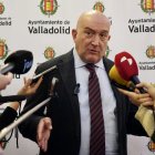 El alcalde de Valladolid, Jesús Julio Carnero, informa a los medios de comunicación.