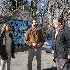 El portavoz de Vox en las Cortes de Castilla y León, Juan García-Gallardo, junto a Fátima Pinacho y al presidente de la asociación de vecinos de Las Delicias