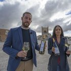 Jesús del Campo y Joana Arias, alcalde y técnico de turismo, en el epicentro de la villa histórico-artística de Madrigal de las Altas Torres.