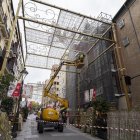 Montaje luces de Navidad en la calle Santiago