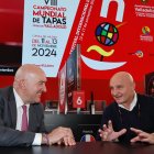 Imagen de Carnero junto al chef Toño Pérez en la presentación de los concursos nacional y mundial de tapas de Valladolid 2024