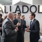 El presidente de la Junta de Castilla y León, Alfonso Fernández Mañueco, visita el expositor de Valladolid durante la inauguración de AR-PA Turismo Cultural e Intur.