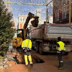 Una fuga de agua en la calle Santiago provoca un apagón.