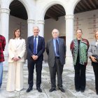 Jesús Cifuentes, Rocío Hervella, Antonio Largo Cabrerizo, Fernando Méndez-Leite y, Odile Rodríguez y Leticia Jimena, hijas de Félix Rodríguez de la Fuente, durante la entrega del galardón.