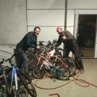 Jacob García junto con su compañero posando con la bicicletas restauradas.