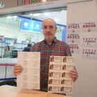 Luis Vázquez, titular de la administración de lotería en Río Shopping, posa con boletos de Valencia.