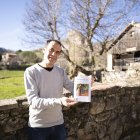 Abel Aparicio sostiene su última obra, Cartero rural