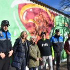La concejala de cultura, Irene Carvajal, durante la presentación del mural a Luis Maté