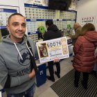 El titular de la administración Las Francesas en la calle Santiago, Alfonso Cermeño, con una réplica del número 50.076 que salió en el Gordo de Navidad de 1984