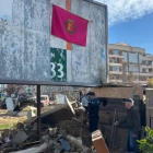 Los vecinos de Sedaví muestran su agradecimiento a los policías municipales de Valladolid con una bandera de la ciudad.
