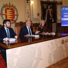 Francisco Blanco, Jesús Julio Carnero e Irene Carvajal en el Ayuntamiento de Valladolid.