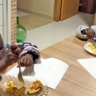 Los pequeños Celestino y Aida, de siete y tres años, cenando en casa de José María Pradillos este octubre.