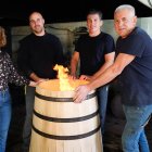 Rosa María, su hijo Marcos, David y Juan Antonio Burgos en el taller de Tonelerías Burgos, en Nava del Rey, en el que elaboran alrededor de 5.000 barricas al año.