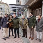 El alcalde de Valladolid, Jesús Julio Carnero, presenta la remodelación de las paradas de Auvasa.