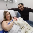 Astrid Nur junto a sus padres Eva María Palomar Miguel y Anouar El Moujahid en el Hospital Campo Grande.