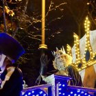 El Rey Melchor saluda desde su carroza en la cabalgata de este domingo en Valladolid. ICAL