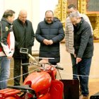 El presidente del Motoclub Tordesillas, el alcalde de Tordesillas y el subdelegado del Gobierno visitan la exposición de motos de Motauros. ICAL